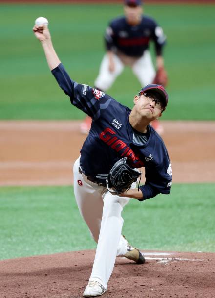 안경 에이스 자존심 지킬까...김태형 감독 "개막 시리즈 선발 한 자리 고민 중"