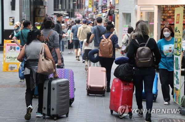 735일간 ‘출국거부’ 중앙亞 불법체류자…법무부 강제송환