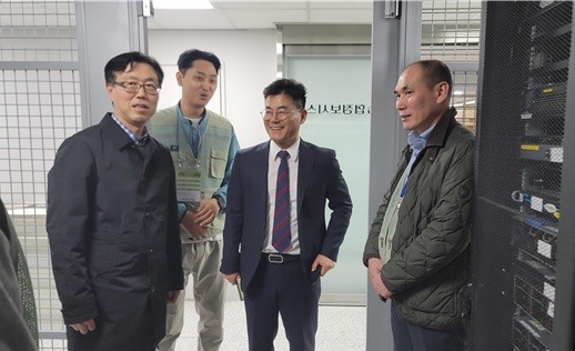 장종환 대표이사(사진 오른쪽 두 번째)가 지난 주말 진행된 인터넷데이터센터(IDC) 통합 작업 현장을 점검하고 있다. [사진=NH농협캐피탈]
