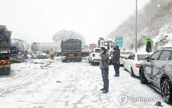 폭설에 남해고속도로서 차량 41대 눈길 다중추돌···29명 부상