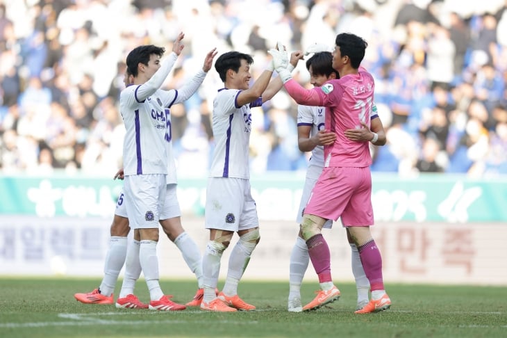 FC안양 김다솔이 2월 16일 울산문수축구경기장에서 열린 2025 K리그1 개막전 울산 HD와의 원정 경기에서 1-0으로 승리한 뒤 동료들과 기뻐하고 있다. K리그 제공