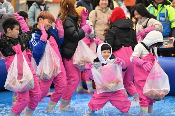 영덕대게축제에 나흘간 10만명 몰려..대게 맛에 푹 빠졌다