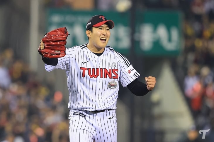 LG 트윈스 손주영이 지난해 10월 11일 서울 잠실야구장에서 열린 2024 KBO 준플레이오프 5차전 kt 위즈와의 홈 경기에서 아웃카운트를 잡은 뒤 기뻐하고 있다. LG 트윈스 제공