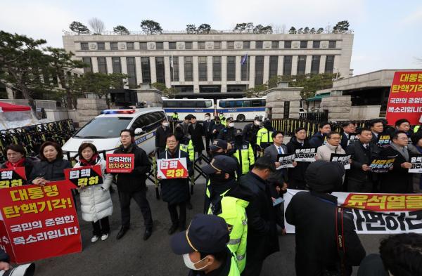 늦어지는 헌재 판결에 정치권 '전전긍긍'…"판결에 문제?"vs"낼이라도 가능"