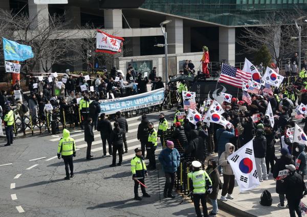 길어지는 헌재 선고에…대통령실 '침묵'·정치권 '대혼돈'