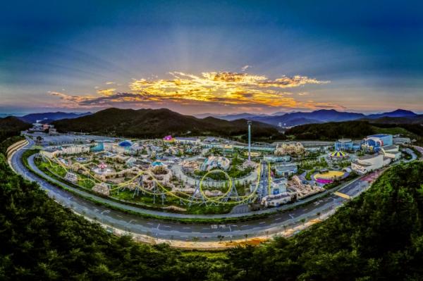 경남 로봇랜드 테마파크 화려한 봄 축제…“신나게 즐기고 맛있게 먹고”