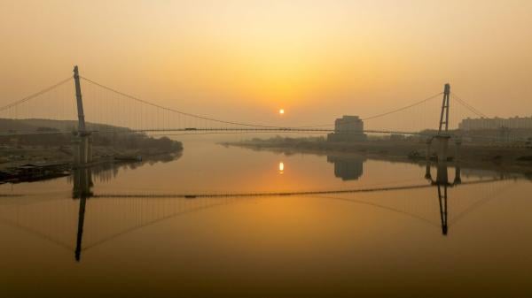 여주 남한강 출렁다리 임시 운영…연인들 위한 ‘프러포즈존’ 오픈