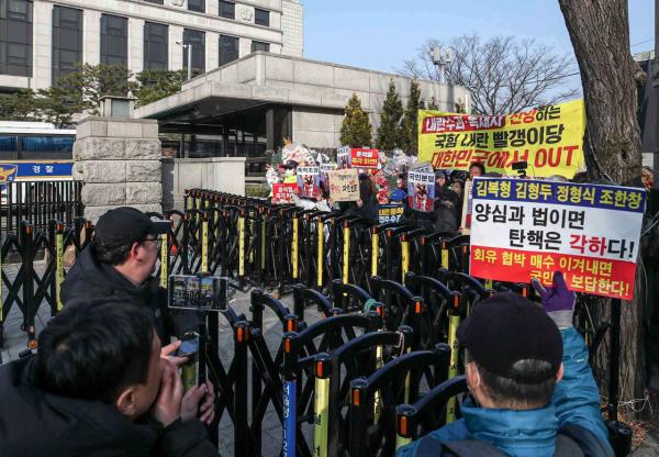 민주당 "헌재, 尹보다 韓먼저 탄핵선고해 국민 불안…깊은 유감"