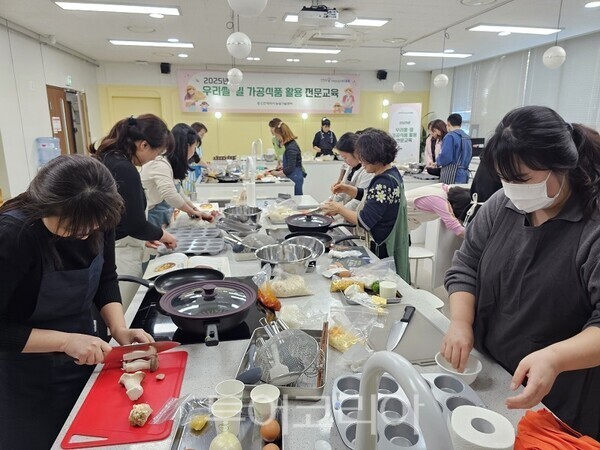 인천시 농업기술센터가 20일 우리쌀·밀 가공식품 활용 전문교육을 실시하고 있다.