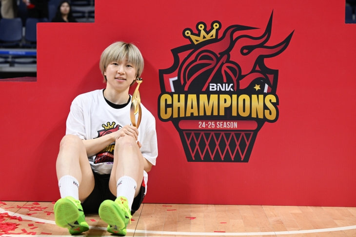 부산 BNK 안혜지가 20일 부산 사직체육관에서 열린 2024~25 여자프로농구 챔피언결정전 3차전 아산 우리은행과의 홈 경기에서 승리한 뒤 최우수선수(MVP)에 선정된 기쁨을 만끽하고 있다. WKBL 제공