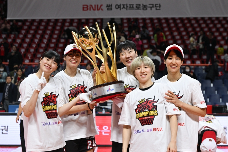 부산 BNK 안혜지가 20일 부산 사직체육관에서 열린 2024~25 여자프로농구 챔피언결정전 3차전 아산 우리은행과의 홈 경기에서 승리한 뒤 최우수선수(MVP)에 선정된 기쁨을 동료들과 나누고 있다. WKBL 제공