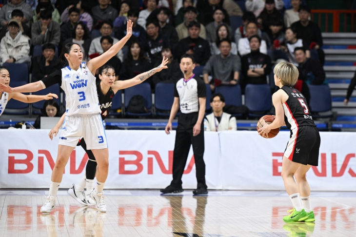 부산 BNK 안혜지가 20일 부산 사직체육관에서 열린 2024~25 여자프로농구 챔피언결정전 3차전 아산 우리은행과의 홈 경기에서 슛하고 있다. WKBL 제공