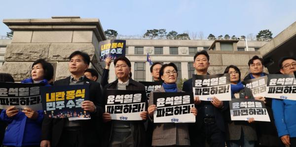 여야 정쟁 최전선…전쟁터 된 헌재 앞