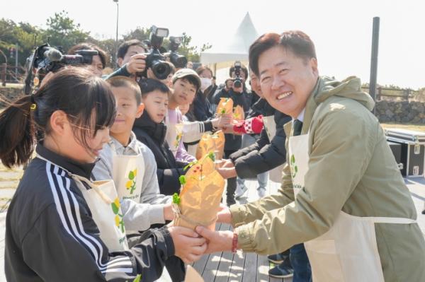 국내 최초 세미맹그로브 숲 조성 나선 제주… 황근 2035그루 심었다