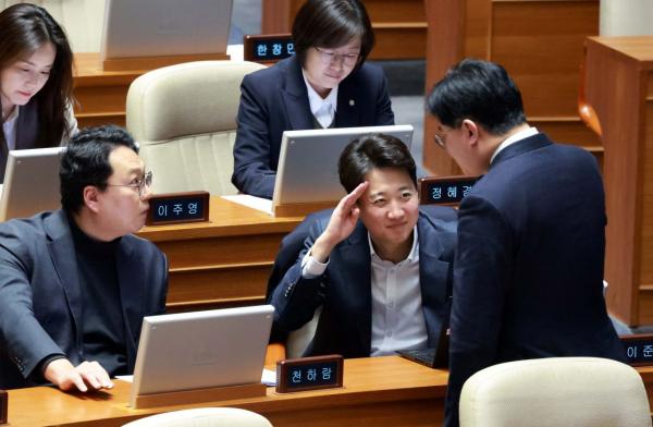 이준석 "연금개혁, 야합이다"…권성동 "국민 위한 결단"