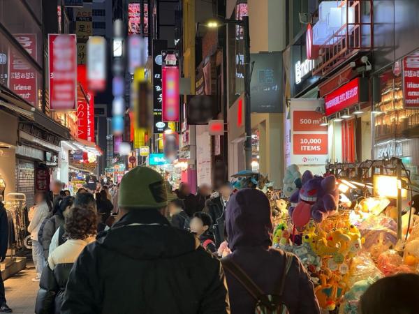 "일본보다 한국 게 더 귀여워"…김밥·계란빵 들고 명동 휩쓰는 외국인들