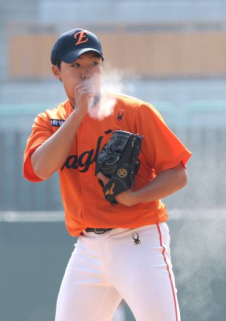 김택연도 데뷔전에선 고전했다...순수 신인 8인→개막전 출격 대기