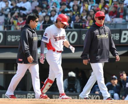 2024 MVP 김도영,  개막전 두 번째 타석 안타→햄스트링 부상 교체 아웃