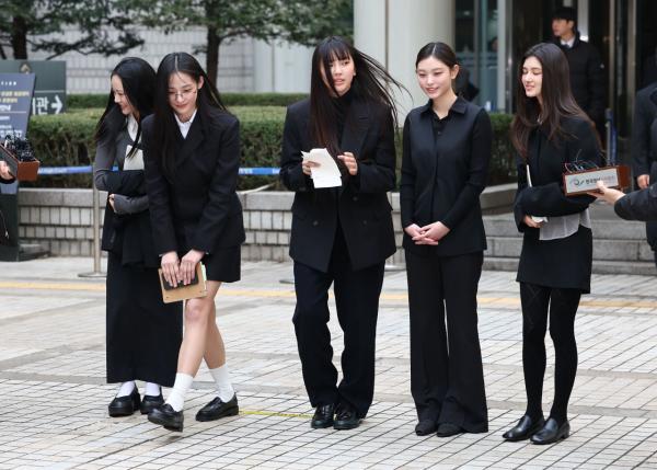 뉴진스 "법원 판단에 실망…한국이 우릴 혁명가로 만들고 싶어해"