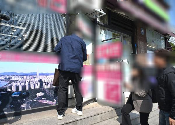 분위기 뒤바뀐 잠실 "호가 2~3억 내리고 급매 위주로 팔려"