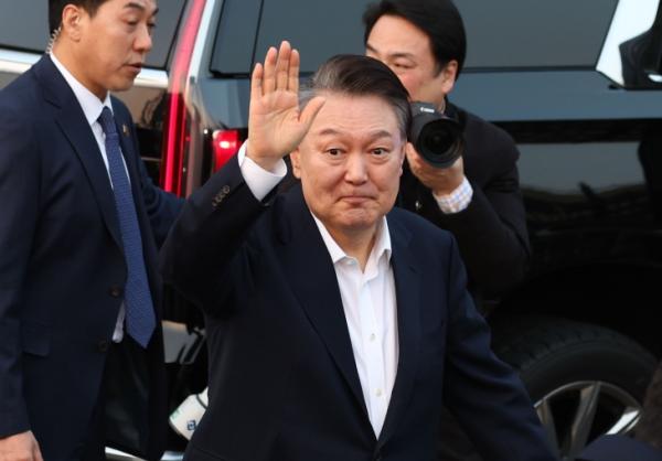 尹 “산불 진화 중 생명 잃은 분들 명복…정부, 이재민 도와야”