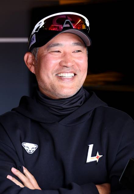 [포토]이숭용 감독, 개막전 승리에 분위기 최고