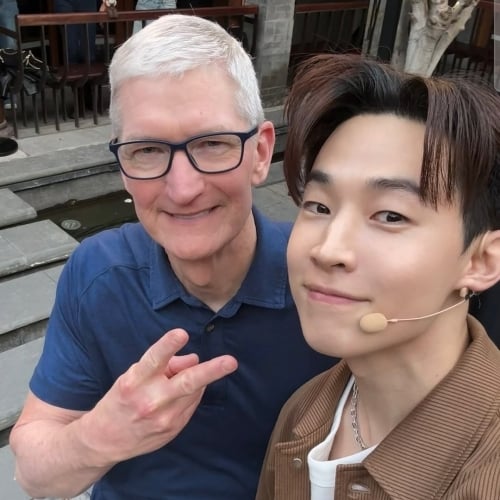 ‘헨리, 애플 CEO 팀 쿡’ 뜬금없는 조합…이 둘이 왜 같은 사진에?