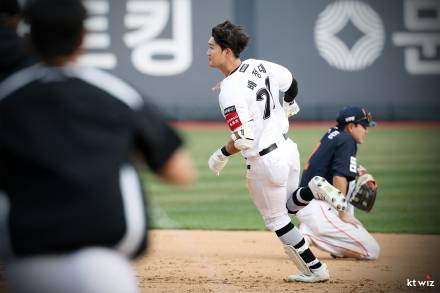 심우준 뚫고 만든 끝내기 안타...배정대, KT 위즈 2025시즌 첫 승 이끌었다 [IS 수원]