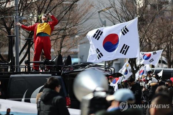 '한 달에 수억'씩 슈퍼챗 대박…격랑의 대한민국, 돈 버는 사람 따로 있네