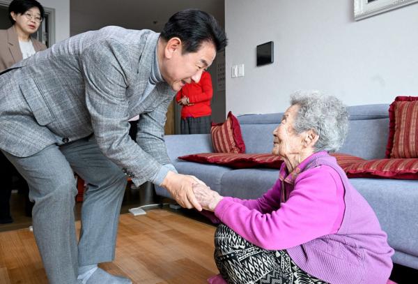 김동근 의정부시장, 100세 생신 어르신 두 번째 축하 방문