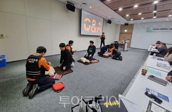 인천시와 인천대학교 녹색환경지원센터가 지난 25일 인천 송도컨벤시아에서 인천시 내 1,732개 유해화학물질 취급사업장 중 신청 사업장 129개소를 대상으로 2025년도 제1차 유해화학물질 안전관리 교육을 실시하고 있다.