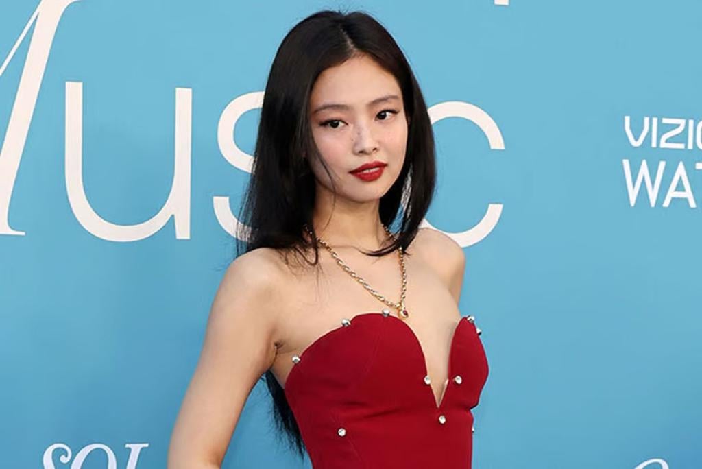Jennie of BLACKPINK becomes the first K-pop solo artist to win the 'Global Force Award' at America's 'Billboard Women in Music'. / Source: Online Community