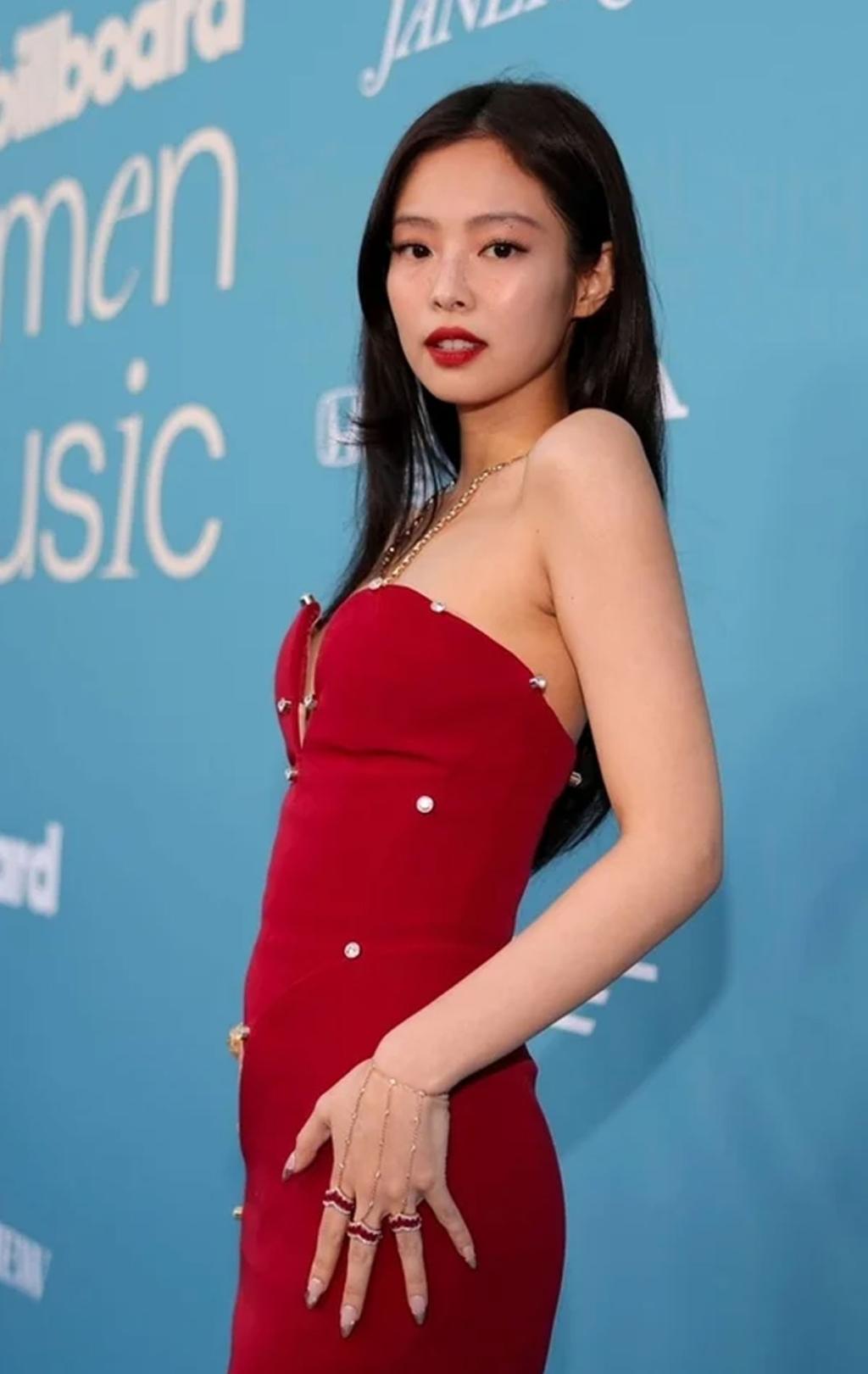 Jennie of BLACKPINK becomes the first K-pop solo artist to win the 'Global Force Award' at America's 'Billboard Women in Music'. / Source: Online Community