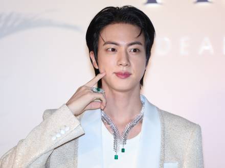 BTS 진에 ‘기습 입맞춤’ 日 여성, 경찰 수사 중지 결정