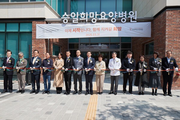 승일희망요양병원 개원식 테이프 커팅식 (좌측부터 승일희망재단 김재식 이사, (주)공간종합건축사사무소 이상림 대표이사, (주)삼일기업공사 박종웅 대표이사, 서울대학교병원 권용진 교수, 배우 정혜영님, 승일희망재단 로션김 이사장, 보건복지부 정통령 공공보건정책관, 용인특례시 이상일 시장, 손복순 여사(고 박승일님 모친), 승일희망요양병원 강성웅 원장, 네오플 윤명진 대표, 개인기부자 오애라님, 승일희망재단 박성자 상임이사, 건축사사무소 따뜻한동행(주) 양대용 대표. [사진=네오블]