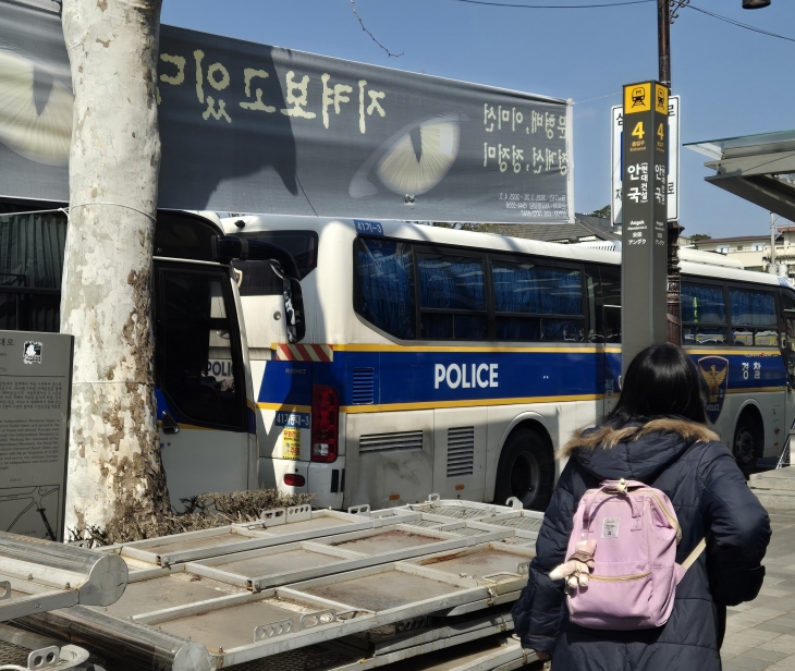 31일 헌법재판소가 위치한 서울 종로구 안국역 인근에서 한 초등학생이 거리에 걸린 정당 현수막을 바라보며 지나가고 있다. 김서호 기자