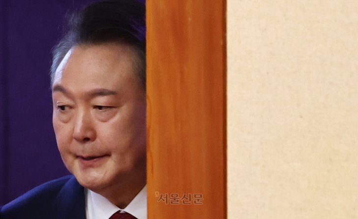 탄핵심판 8차 변론 출석하는 윤석열 대통령 윤석열 대통령이 13일 서울 종로구 헌법재판소에서 열린 ‘윤석열 대통령 탄핵심판 8차 변론’에 출석하고 있다. 2025.2.13 사진공동취재단