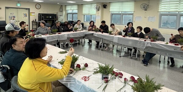 인천 서구가 지난 1일 서구보건소에서 지역 내 등록 뇌병변 장애인들을 대상으로 ‘장애인 원예힐링교실’을 진행하고 있다.