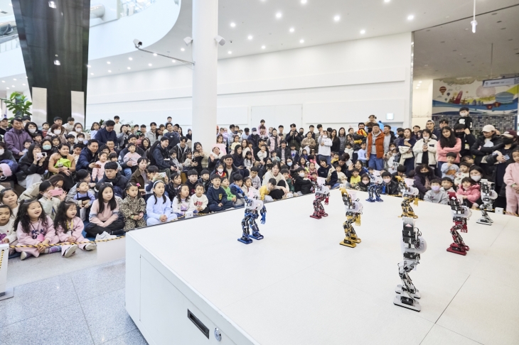 부산국립과학관 로봇댄스 관람모습 (부산국립과학관 제공)