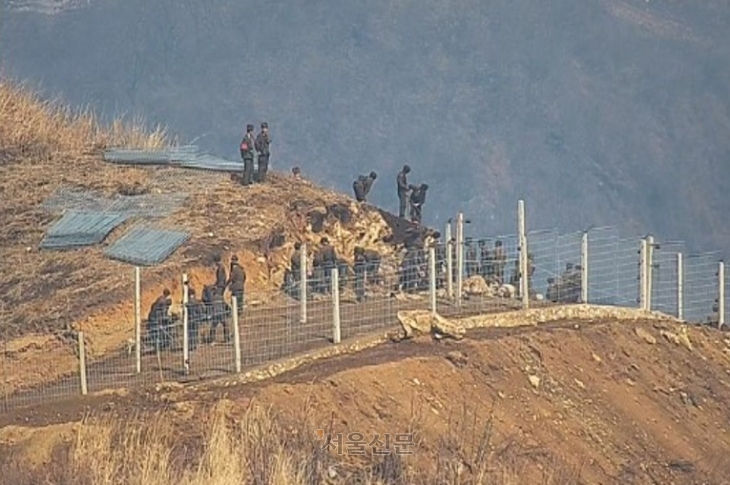 합참은 최근 북한군 활동자료를 27일 공개했다. 사진은 동부전선 굴토 및 채석작업 하는 모습. 2025.3.27 (합참 제공)