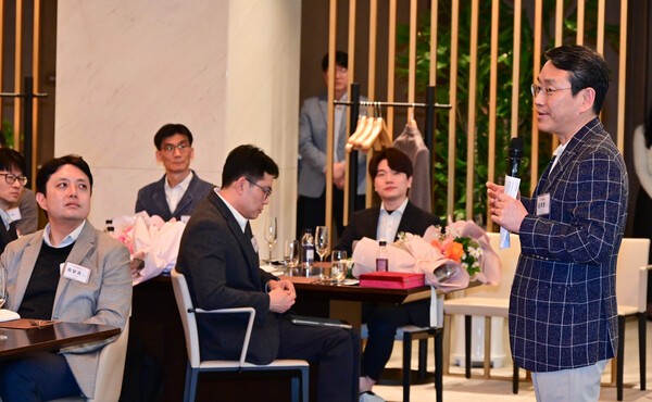 LG전자가 미래준비 경쟁력 확보를 주도할 인재를 연구위원과 전문위원으로 발탁했다. 조주완 CEO가 마곡 LG사이언스파크에서 열린 임명식에서 신임 연구/전문위원들에게 축하와 격려를 전하고 있다.  [출처=LG전자]