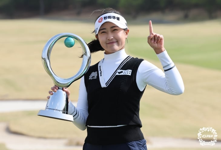김민주가 13일 경북 구미 골프존카운티 선산에서 끝난 2025 한국여자프로골프(KLPGA) 투어 iM금융오픈에서 우승한 뒤 트로피를 들고 환하게 웃고 있다.KLPGA 제공