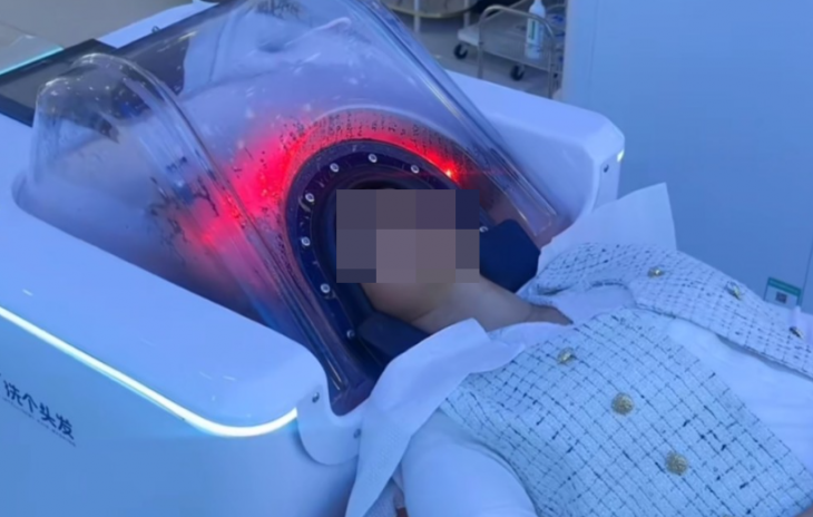 중국에서 머리를 감겨주는 ‘AI샴푸전문점’이 등장해 화제다. 작동 중 기기가 계속 물의 분사 위치를 조정해 두피와 머리카락을 세척해주는 방식으로, 비용은 현재 회당 평균 약 3700원인 것으로 알려졌다. 틱톡 캡처