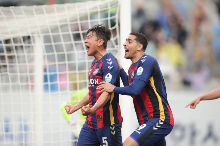 수원FC 이현용이 지난 12일 수원종합운동장에서 열린 2025 프로축구 K리그1 8라운드 김천 상무와의 홈 경기에서 결승 골을 넣은 뒤 기뻐하고 있다. K리그 제공