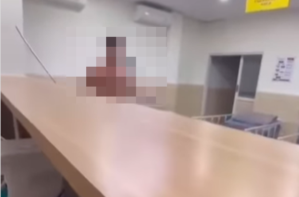 인기 관광지인 인도네시아 발리를 찾은 한 미국인 관광객이 발리의 한 병원에서 속옷만 입은 채로 “난 ×× 미국인이야!” 등의 욕설을 하며 난동을 부려 추방되는 일이 일어났다. 인스타그램 캡처