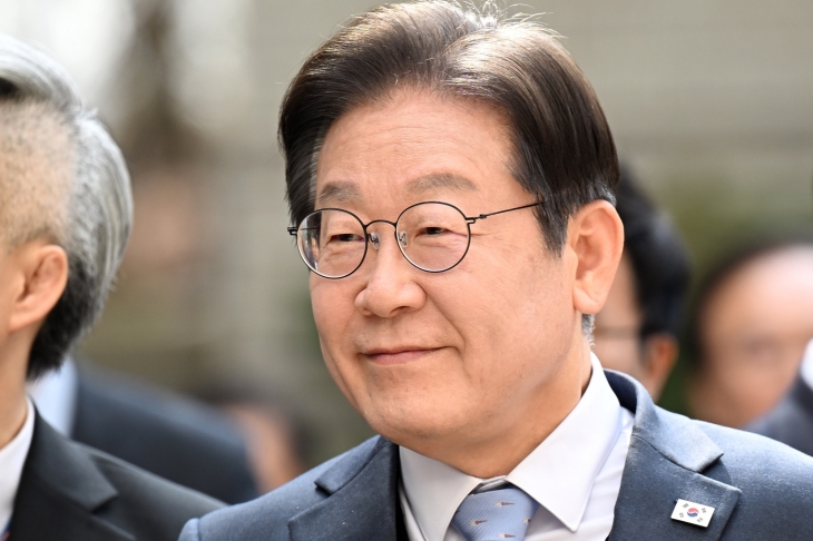 이재명 공직선거법 위반 혐의 항소심 선고 공판 출석 이재명 더불어민주당 대표가 26일 오후 서울 서초구 서울고등법원에서 열린 공직선거법 위반 혐의 항소심 선고 공판에 출석하고 있다. 2025.3.26 사진공동취재단