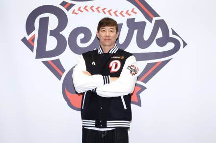 "굉장히 반갑다" 42세 투수 영입에 반색한 이승엽 감독, "젊은 선수들 못지않게 잘 던지더라" [IS 잠실]