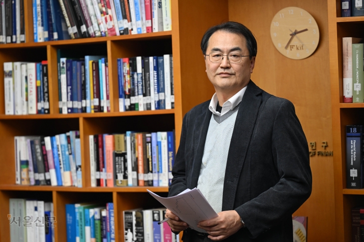 지만수 한국금융연구원 글로벌경제안보연구센터장이 지난 9일 연구실에서 미국 트럼프 정부의 ‘관세전쟁’에 대한 한국 정부의 전략을 설명하고 있다. 지 센터장은 미중 관세전쟁이 격화하는 와중에 한국 기업들이 반사적 이익을 볼 수도 있으므로 유연하게 대응할 것을 주문했다.홍윤기 기자