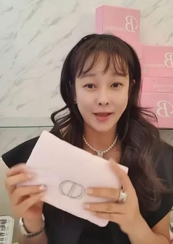 현영 8만5천원 디올 파우치 ‘사은품 되팔이’ 논란! “정식 통관 문제 없다” 해명
