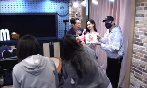 배성재, 예비신부 김다영 마지막 라디오 방송에 ‘깜짝 방문’…꽃다발+케이크로 감동 선사